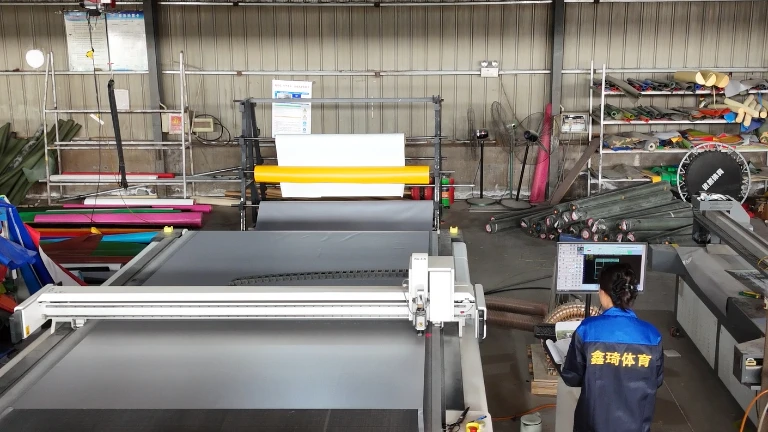 Vue panoramique de l'&eacute;quipement de d&eacute;coupe CNC